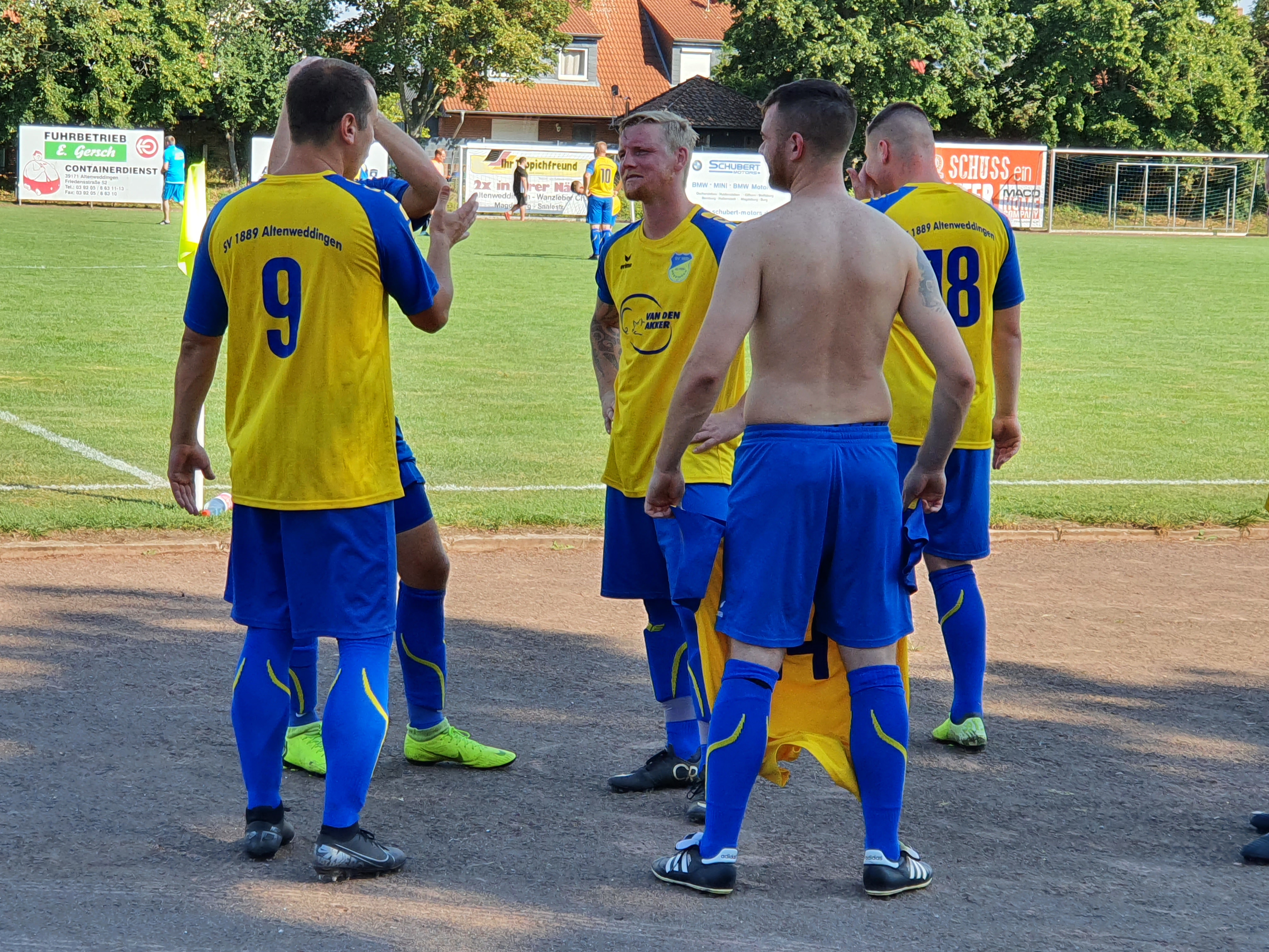 Besprechung einiger SVA Spieler während der Halbzeitpause im kühlendem Schatten